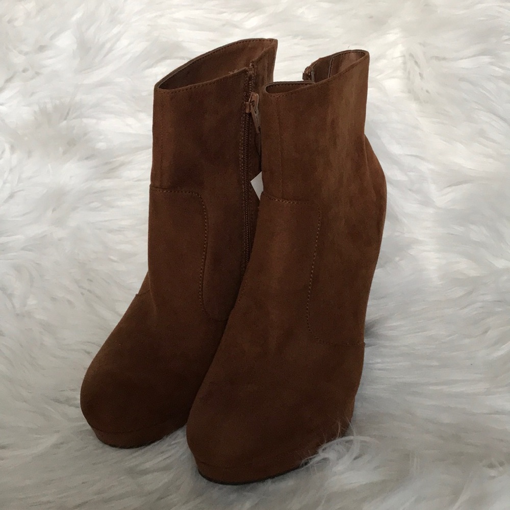🏵️ Donsted 10/3/24 
NWT 10 brown wedge ankle boots faux suede Mossimo - Picture 2 of 7